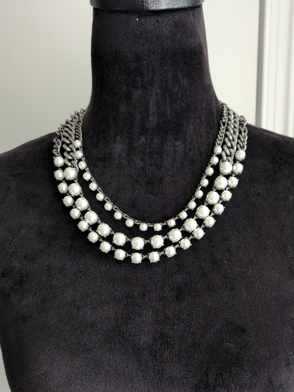 Excellent Condition Cabi Clutch Necklace #2200- White Pearls on Silver Chain